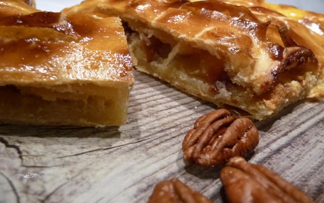 Galette des rois, pommes, caramel au beurre salé & noix de pécan