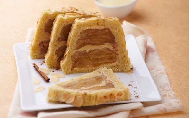 Brioche de campagne, charlotte aux pommes et aux amandes