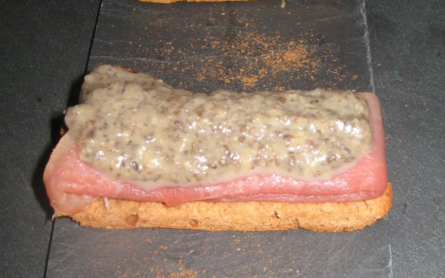 Canapé de pain d'épices, jambon des Ardennes, surmonté d'une purée de lentillons au champagne