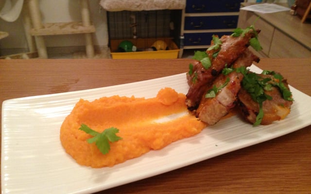 Agneau en croûte d'abricots, purée carottes citron vert