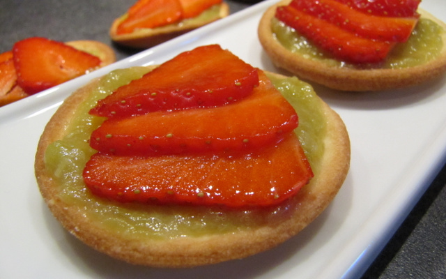 Tartelettes aux fraises sur lit de rhubarbe vanillée