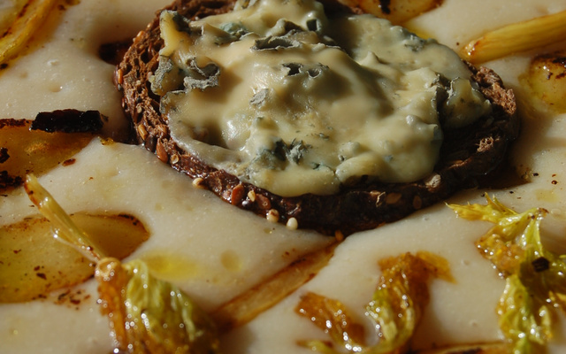 Soupe chou fleur / pomme de terre & pain noir au roquefort