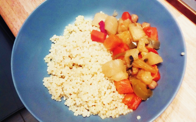 Chili de haricots rouges et couscous en perles