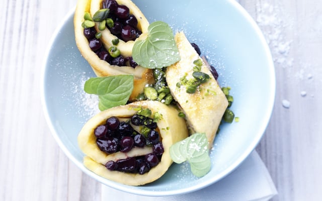 Rouleaux d'omelette sucrée aux myrtilles sauvages