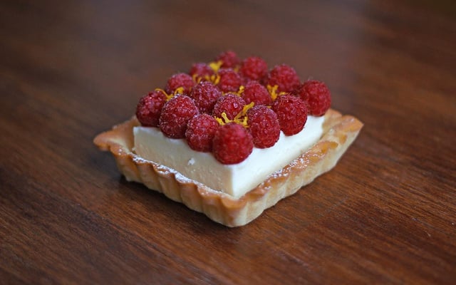 Tartelettes aux framboises et à la mousse au chocolat-citronnelle