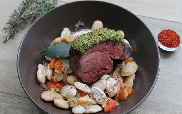 Filet d'agneau en croûte d' herbes, ragoût de haricot de Soissons