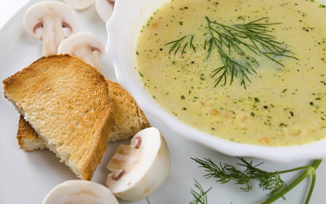 Soupe aux champignons de Paris et aneth