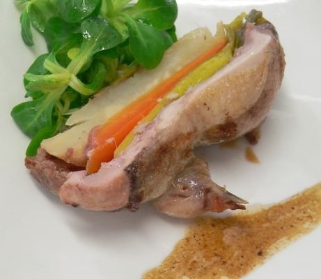 Caille farcie aux légumes rôtis, jus demi-gras