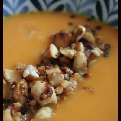 Soupe de potiron aux lardons grillés et aux amandes caramélisées