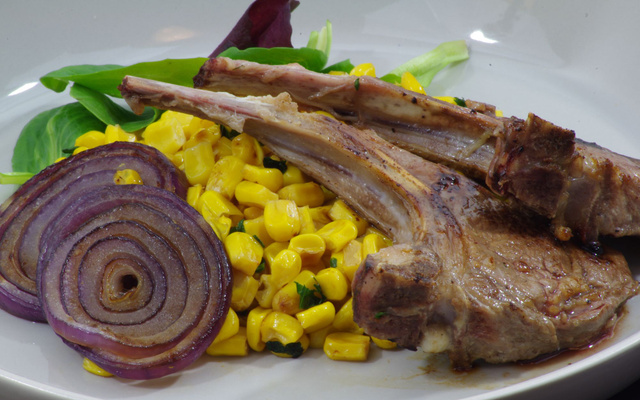 Côtelettes d'agneau marinées aux légumes grillés