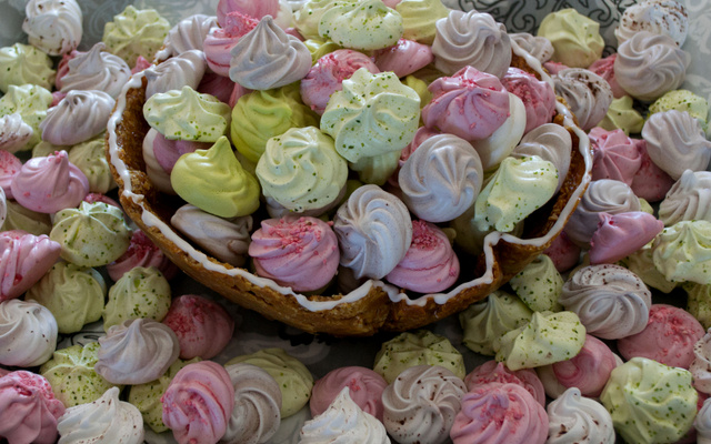 Assortiment de meringues colorées et aromatisées