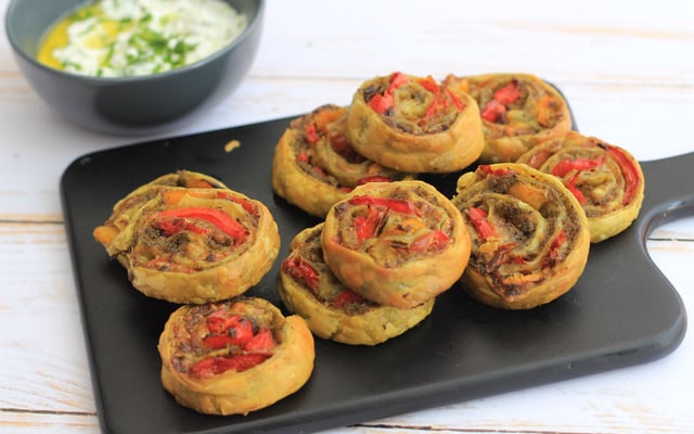 Roulés feuilletés au pesto et au poivron