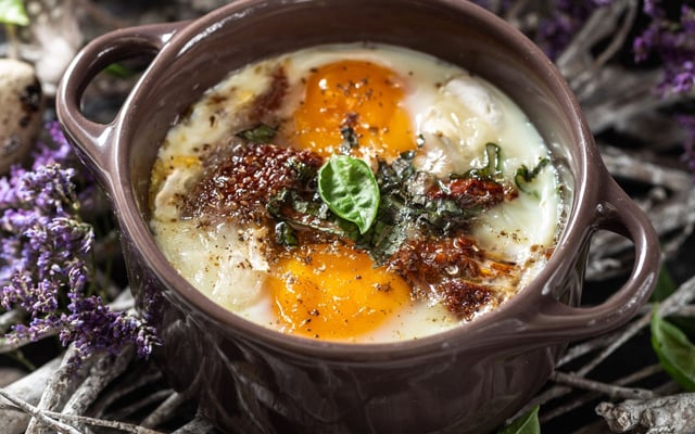Oeufs cocotte au fromage de chèvre et tomates séchées