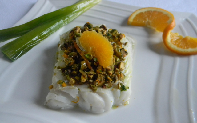 Dos de cabillaud à la vapeur d'orange, pistaches, mousseline de topinambours, vinaigrette orange pistache