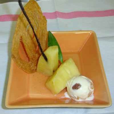 Ananas poché, arlette au miel glace rhum raisin
