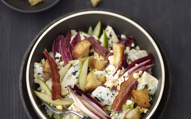 Salade d’endive rouge au Bresse Bleu, œuf dur et chips de lard