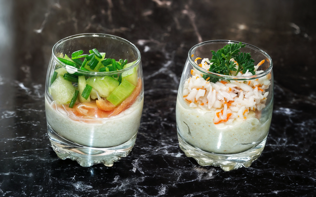 Verrine de saumon fumé, concombre, surimi
