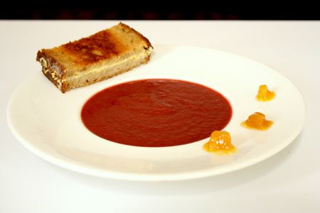 Gaspacho cerises et tomates, croque au chèvre et à l'orange