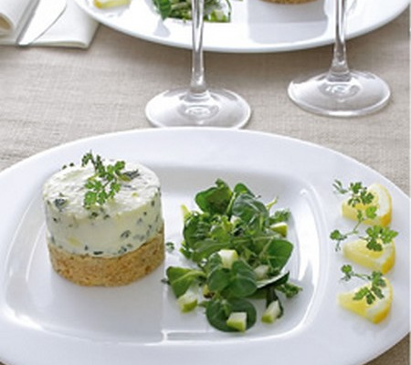 Cheesecake salé au chèvre et à la ciboulette et sa salade d'herbes