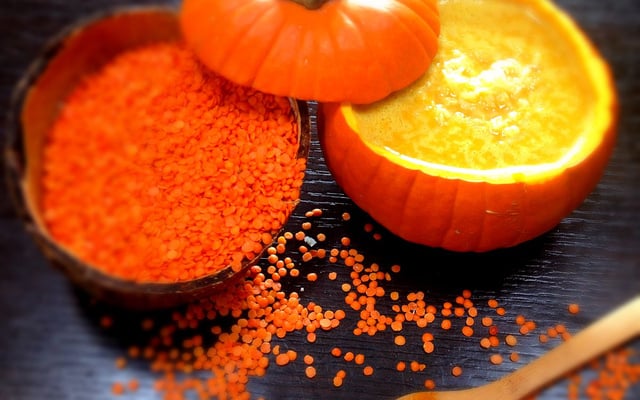 Velouté de potimarron aux lentilles corail, curry et lait de coco