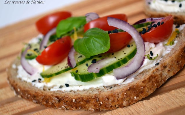 Bruschettas à la ricotta, concombre, tomate et oignon rouge
