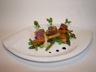 Thon rouge mi-cuit aux parfums d'Asie, petits légumes nouveaux wasabi sésame noir