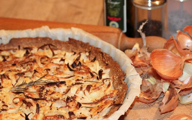 Tarte légère à l'oignon, au romarin et au piment d'Espelette