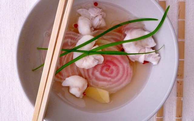 Nage de joues de cabillaud et betterave chioggia au bouillon Ariake