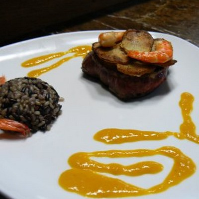 Filet de bœuf aux crevettes, sauce papaye et gingembre, pomme dorée