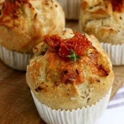 Muffins-Pizza aux tomates séchées, mozzarella et pesto