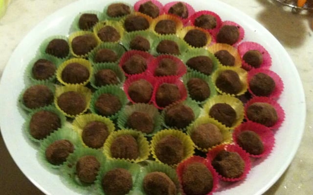 Truffes traditionnelles au chocolat noir et cacao en poudre non sucré