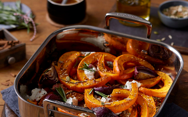 Citrouille rôtie à l’oignon rouge, au caillé de chèvre et aux graines grillées