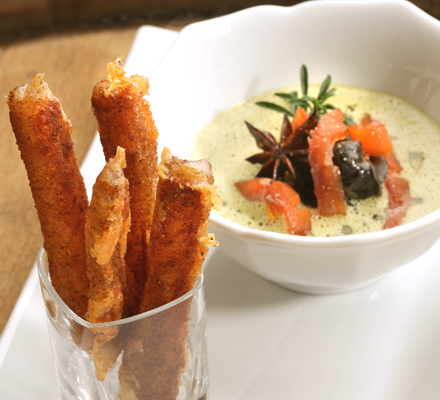 Escargots de Bourgogne poêlés au Vin Jaune, crème d'oseille et truite fumée des planches, gressins au Comté fruité