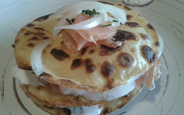 Mille-feuilles de crêpes au saumon