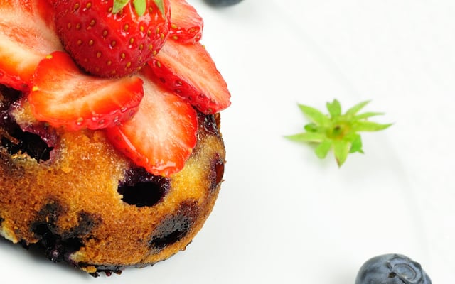 Clafoutis-gâteau aux cerises-myrtilles et au Philadelphia