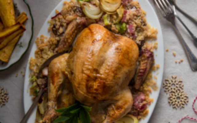 Poulet rôti avec canneberge, bacon et quinoa de marrons et légumes