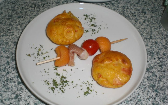 Cake au parmesan et sa brochette colorée