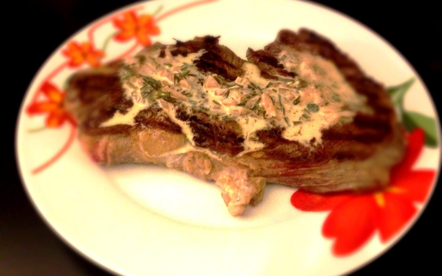 Côte de bœuf et sa sauce aux herbes