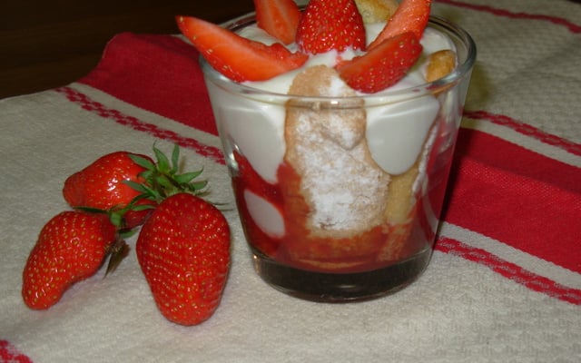 Charlotte aux fraises et mousse à la noix de coco