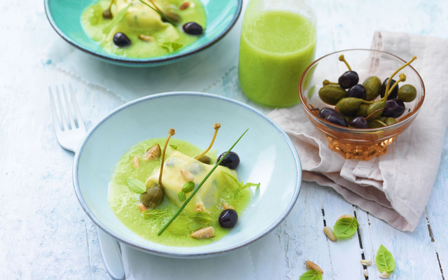 Raviole de Carré Frais© aux herbes, bouillon de tomate verte green zebra, olives violettes et câpres capucine