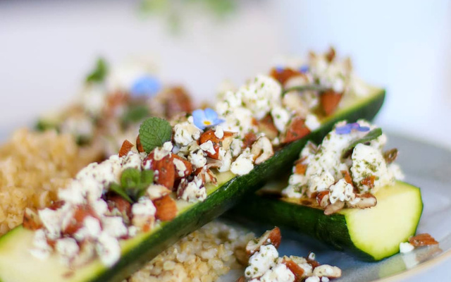 Courgettes rôties à la feta et aux amandes