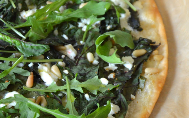 Tarte aux feuilles de betteraves, roquette, feta et pignons de pin