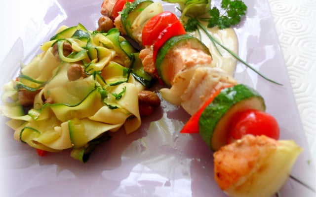 Tagliatelles de courgettes et pâtes et sa brochette de poissons