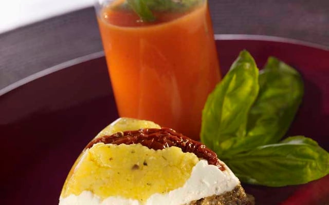 Polenta de concasse d'aubergine et de fromage de chèvre frais. Gaspacho de tomate