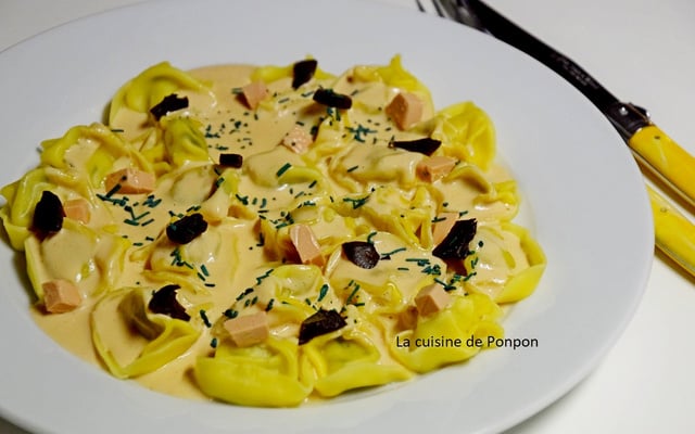 Tortelloni à la mousse de foie de canard, ail noir et spiruline