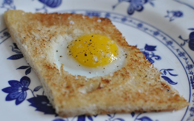 Les œufs sur canapé