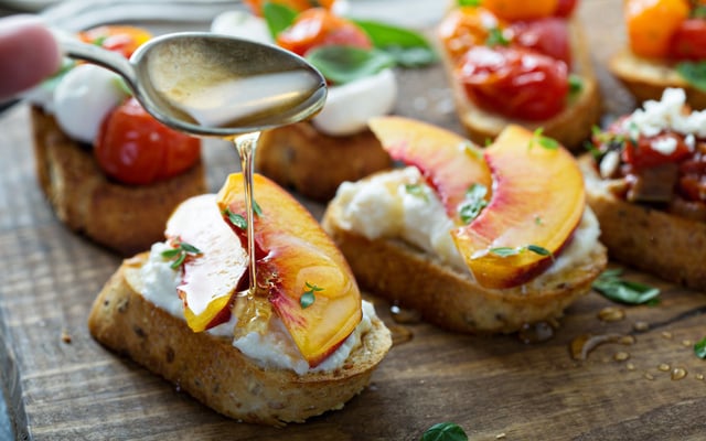 Duo de crostini : ricotta nectarine et ricotta tomates confites
