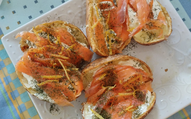 Pommes de terre au four, saumon fumé, crème, citron et aneth