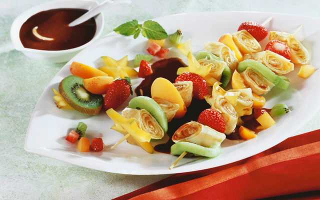 Brochettes de crêpes et de fruits