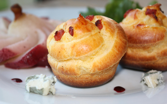 Chouquette crème de roquefort, pépites de lardons